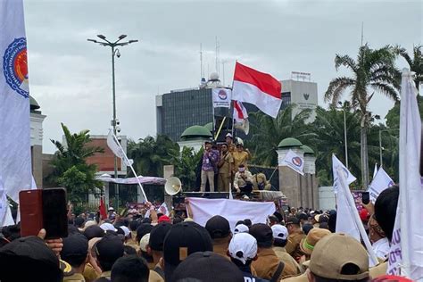 Foto Demo Di Gedung Dpr Ini Sederet Tuntunan Massa Perangkat Desa