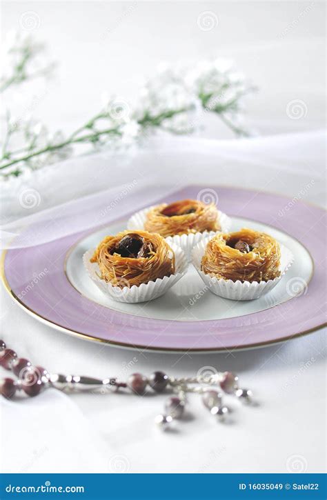 Arabic sweet- Kunafa stock image. Image of east, food - 16035049