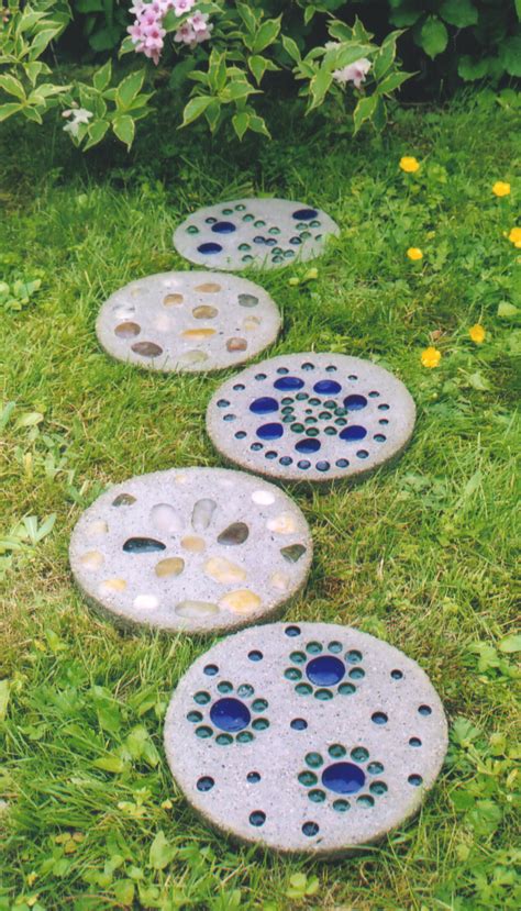 How To Make Diy Stepping Stones DIY Stepping Stones Upcycled Garden