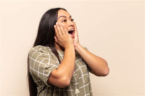 Mujer Latina Joven Que Se Siente Feliz Emocionada Y Sorprendida Mirando Hacia El Lado Con