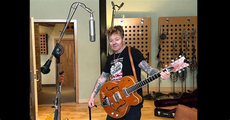 Brian Setzer Libera Videoclipe De Seu Novo Single Girl On The