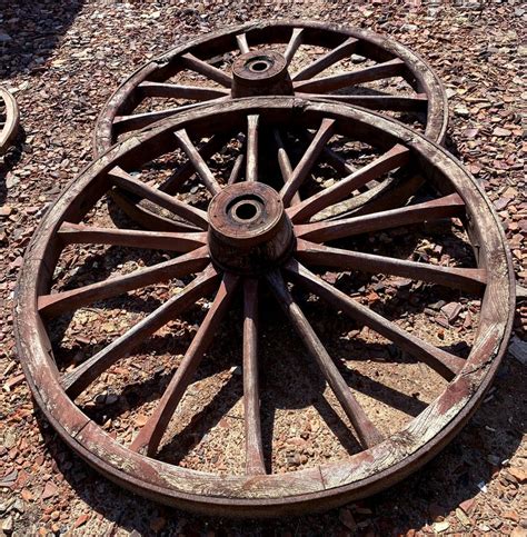 Paires De Roues De Charette En Bois Cerclees De Metal Dont Diametres