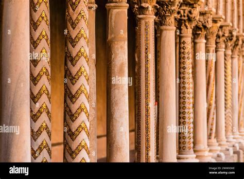 Der Ber Hmte Kreuzgang Der Kathedrale Von Monreale Monreale Palermo