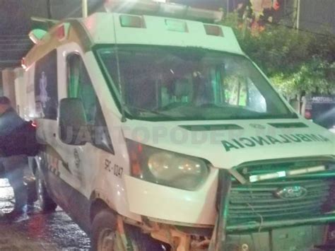 Choca ambulancia contra vehículo