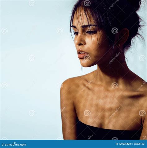 Mujer Joven Latina De La Belleza En La Depresi N Mirada De La Desesperaci N Fashi Foto De