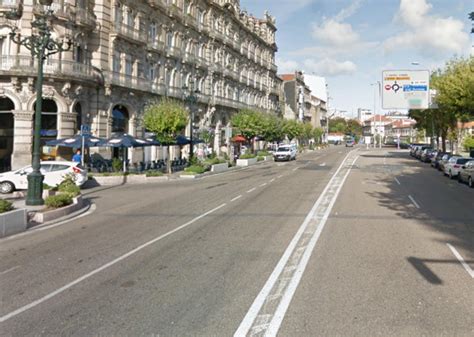 Un Conductor Ebrio Estampa Su Coche Contra Una Marquesina En Vigo