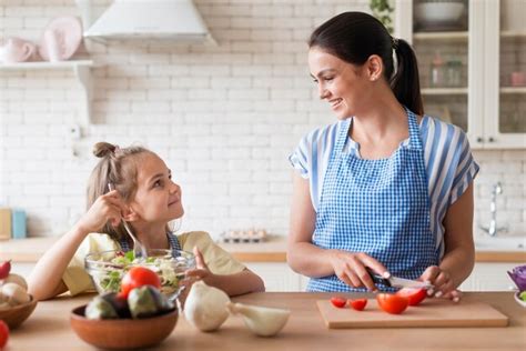 Mère Et Fille Se Regardant Photo Gratuite