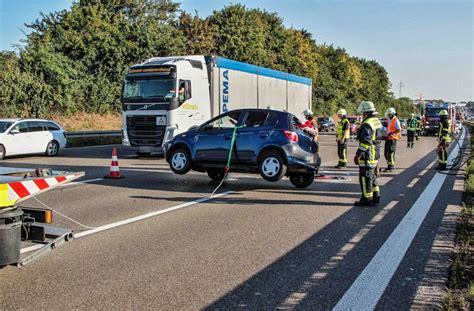 Ein Auto Hat Sich Auf Der A Berschlagen Stuttgarter Zeitung