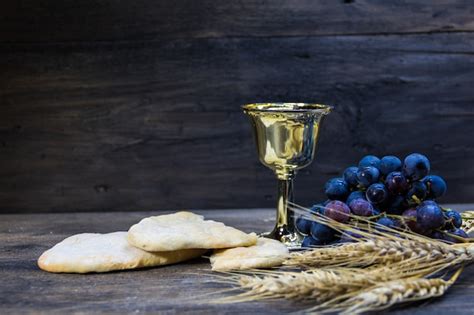 Pan amargo vino uvas y trigo símbolo de la comunión cristiana Foto