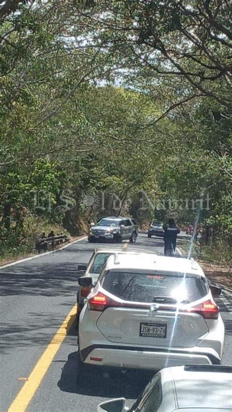 Aparatoso percance en la carretera Compostela Las Varas deja daños