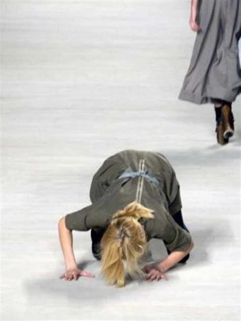 Funniest Runway Model Falls Of All Time 35 Pics Funny Pictures