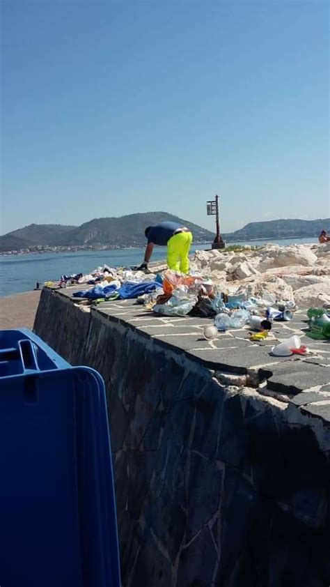 Ripulita La Scogliera Di Marina Grande Era Invasa Dai Rifiuti Monte