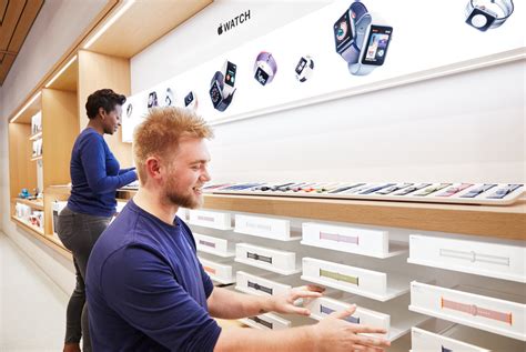 Gallery of Apple's First Town Square Retail Concept Opens in Chicago - 10