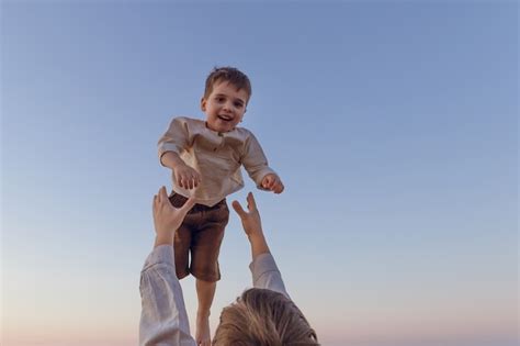 La Diversi N Del Padre Arroja A Su Hijo En El Aire Ni O Alegre Feliz