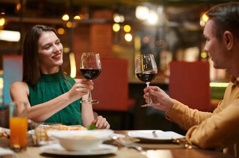 Pareja Brindando Con Copas De Vino Foto Premium