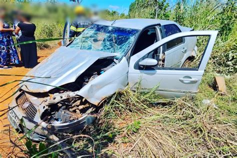 Carro quatro pessoas capota após pneu furar na GO 118