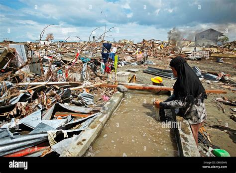 Indonesia 2004 tsunami banda aceh hi-res stock photography and images ...
