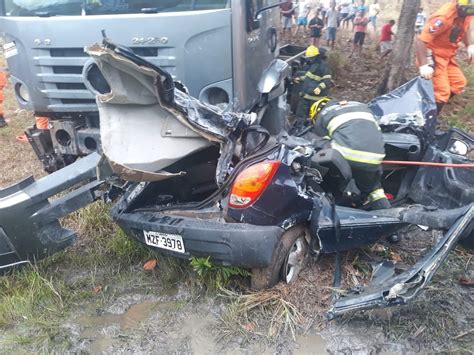 Acidente entre caminhão e carro deixa dois mortos no interior de