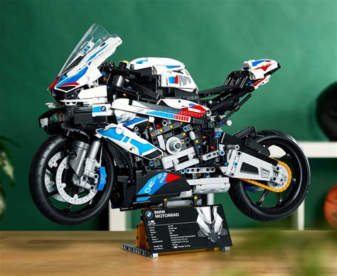 BMW M 1000 RR, here's the LEGO Technic set. Arrive in time for Befana