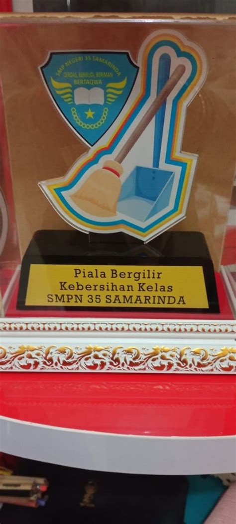 Pembagian Piala Bergilir Dari Kepsek Untuk Pemenang Lomba Kebersihan Kelas