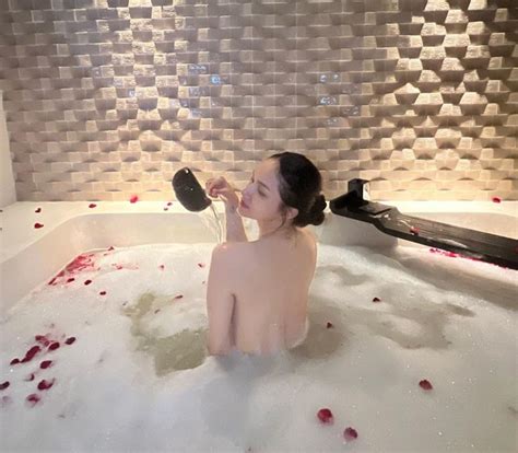 Không mặc áo ngực một Hoa hậu bán nude khoe lưng trần khiến dân tình u mê