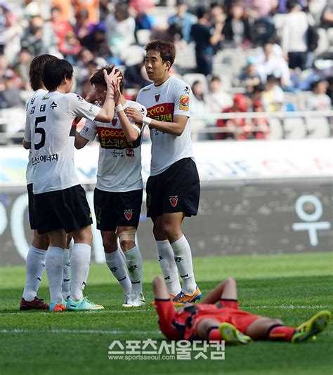 Ss포토 포항 서울 원정징크스 깨며 선두 복귀김승대 결승골 포토 기사 더팩트