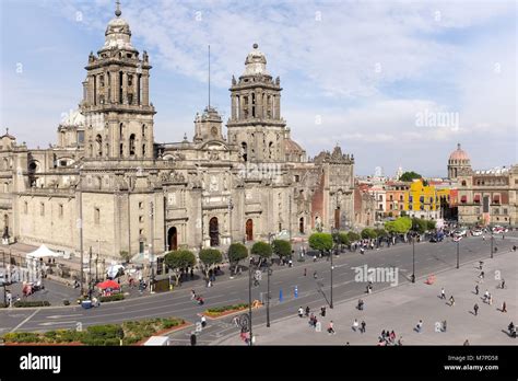 La Cath Drale M Tropolitaine De Mexico Donne Sur La Place Zocalo