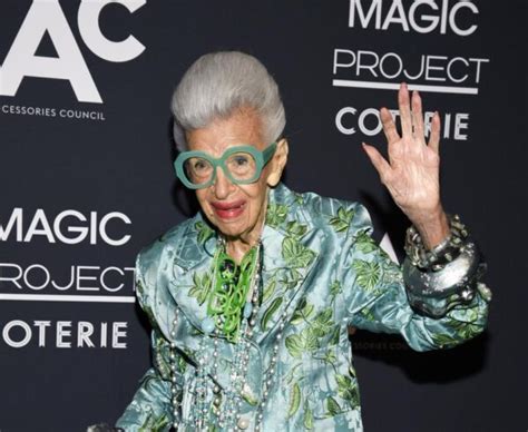 Aux États Unis l icône de la mode Iris Apfel est décédée à l âge de