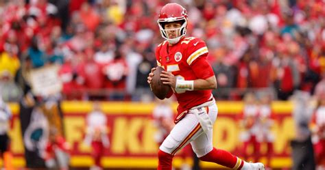 WATCH: Patrick Mahomes frustrated on sideline after being forced into ...