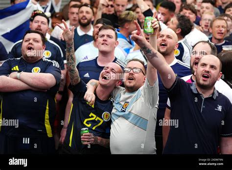 Schottland Fans Im Baad In Glasgow Sehen Das Spiel Der Uefa Euro