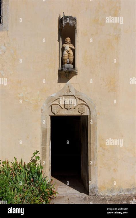 Statue De Jeanne D Arc Et Armoiries De Sa Famille Au Dessus