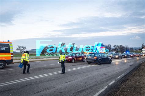 Kollision mit Gegenverkehr fordert zwei Verletzte und sorgt für langen