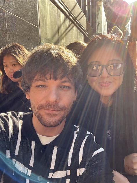 Hl Daily On Twitter Louis Taking A Selfie With A Fan Lou Peace