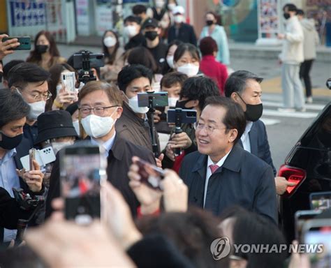 국민의힘 홍준표 대선 경선후보 홍대거리 인사 연합뉴스