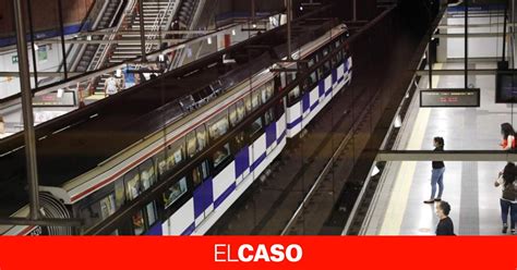 Un borracho espera el metro en la estación de Moncloa de Madrid cae a