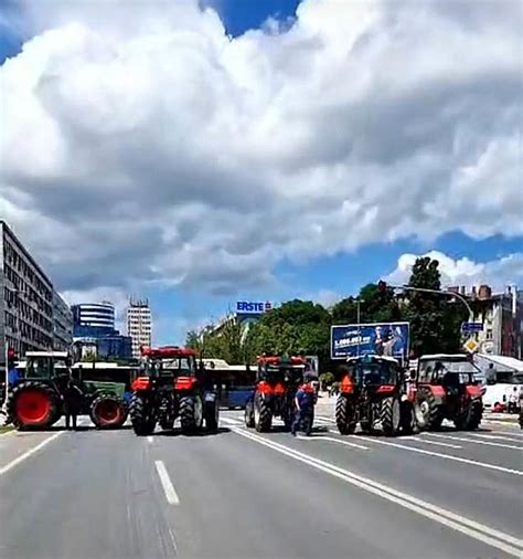 Traktori Blokirali Bulevar Mihajla Pupina Kod Banovine Novi Sad