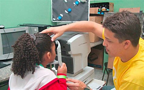 Crianças recebem atendimento oftalmológico gratuito nas escolas