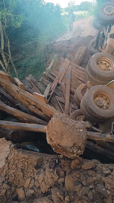 Caminhão tomba ao passar em ponte no Corredor das Roseiras