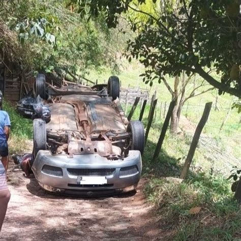 Portal Caparaó Carro sai da pista e capota na estrada entre Areado e