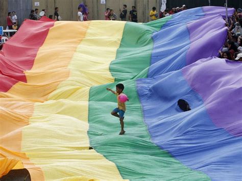 G Manifestantes lutam por igualdade de direitos em parada gay nas Filipinas notícias em Mundo