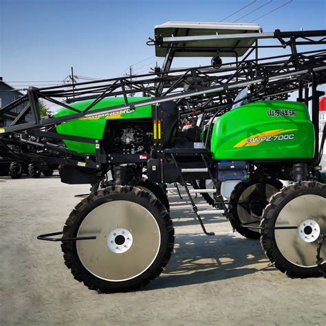 Four Wheel Drive Tractor Power Self Propelled Rod Boom Sprayer Tractor