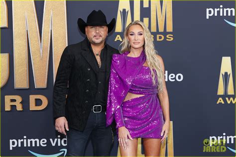 Jason Aldean Walks Acm Award 2022 Carpet With Wife Brittany Photo