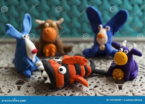 Coelhos Vacas E Peixes Dos Animais Do Plasticine Multi Colorido Que