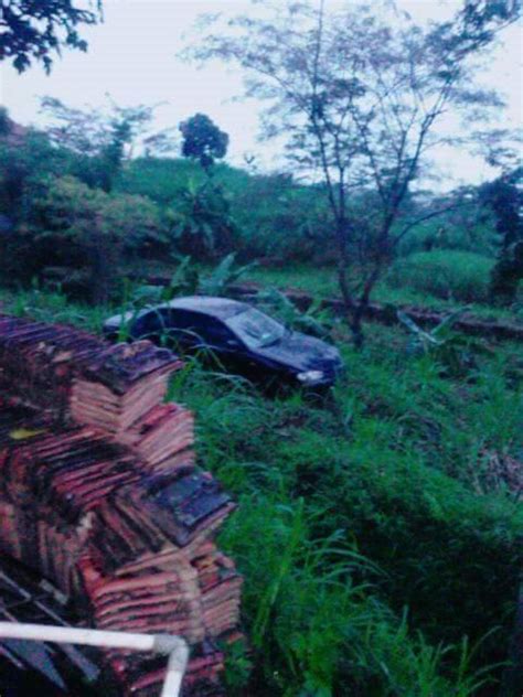 Tanpa Jejak Mobil Terperosok Ke Sawah 2 Aripitstop