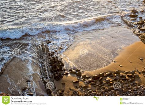 Ondas Que Quebram Na Praia Imagem De Stock Imagem De Espuma