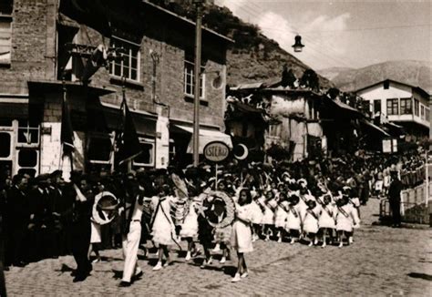 Türkiye de kutlanan ilk 23 Nisan ın fotoğrafları yayınlandı