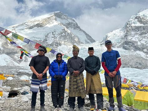 Cuaca Sejuk Tidak Halang Pendaki Everest Berbaju Melayu