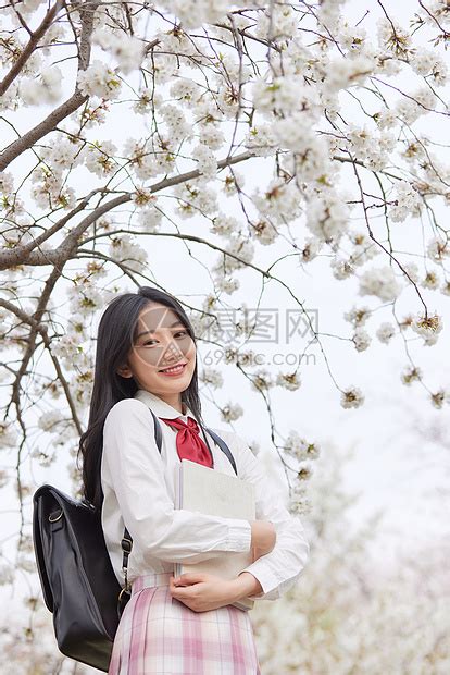 春季樱花少女逛公园赏花高清图片下载 正版图片501740641 摄图网