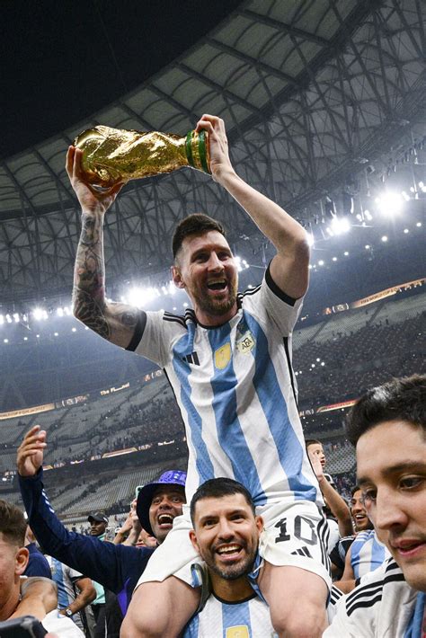 Photo Lionel Messi Soulevant Le Trophee De La Coupe Du Monde Et Porte