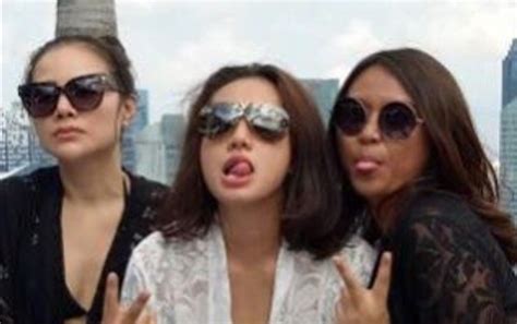 Tukar Hijab Dengan Bikini Sintha Bachir Dicaci